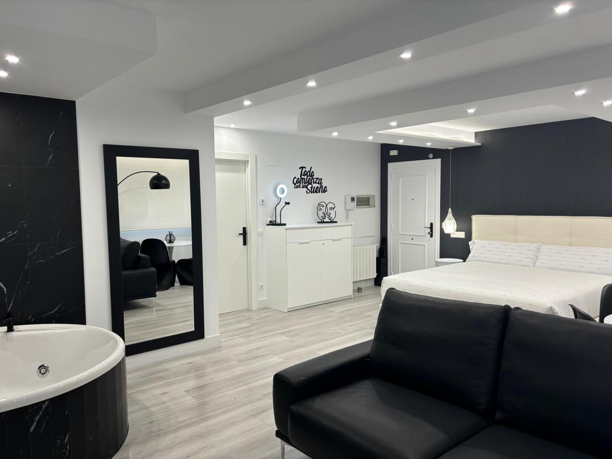 Black And White Suite Cervantes Castro Urdiales Exterior foto
